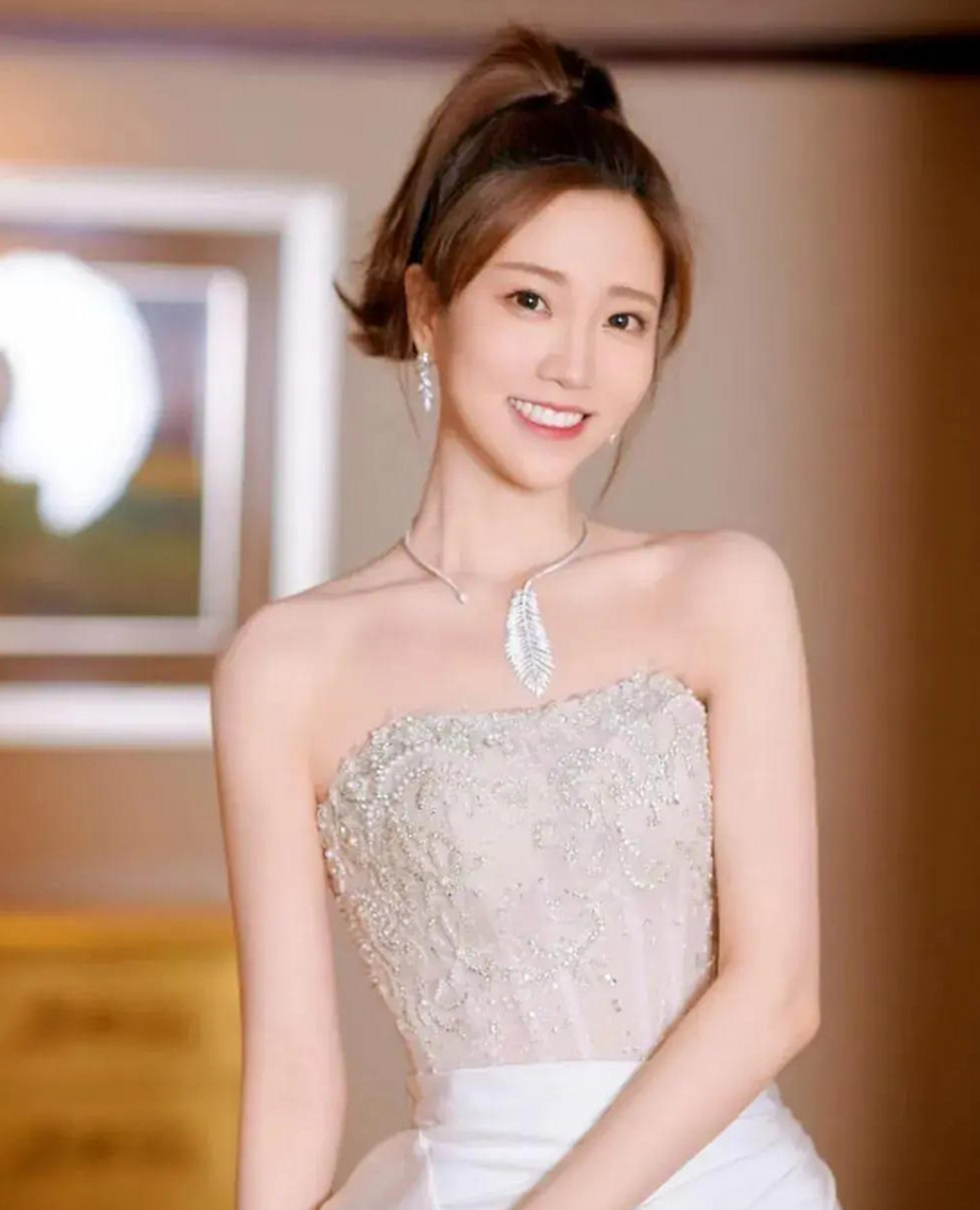 张纯烨,江苏卫视节目主持人.