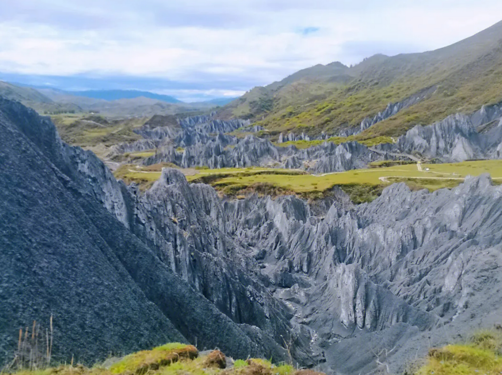 道孚墨石公园是道孚县的一处独特景点,它融合了自然景观和文化遗产,为