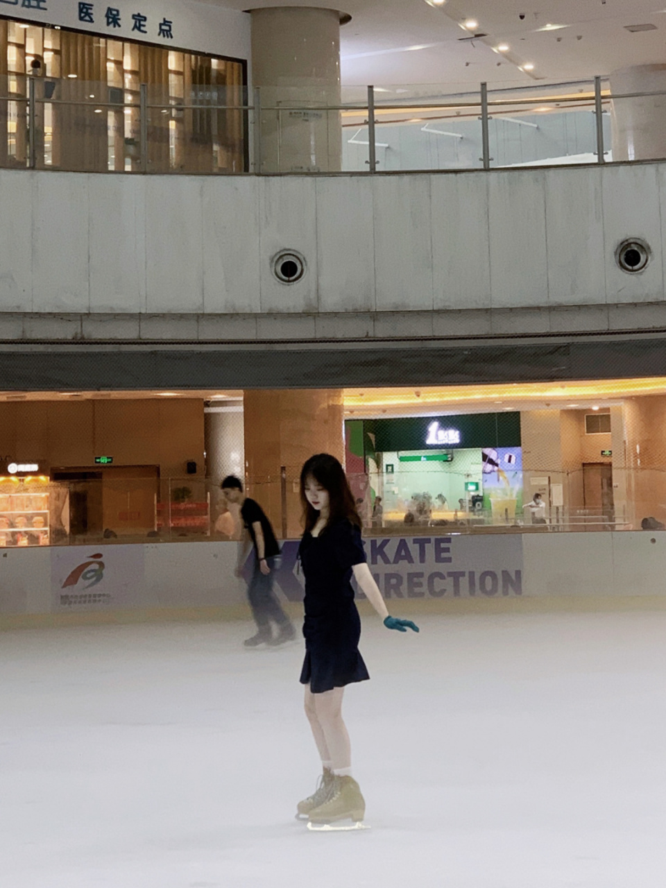 店名:冠军溜冰场(环球银泰店) 地址:鄞州区天童南路1088号环球银泰城4