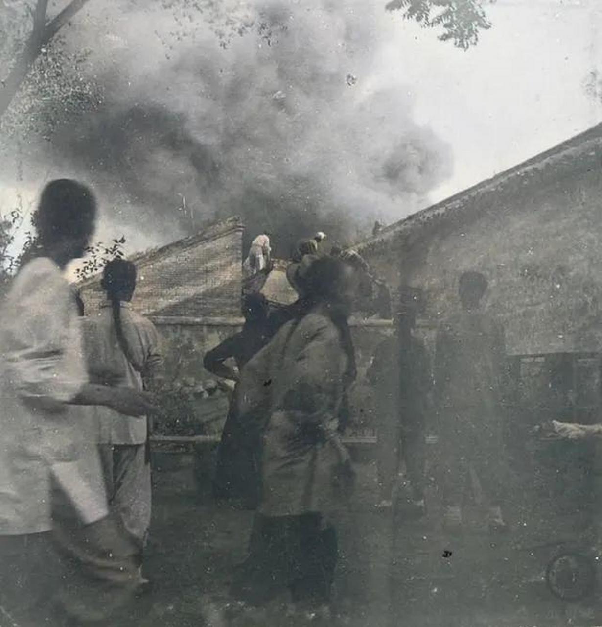 1900年6月,清王朝的慈禧太后向洋人宣戰,要求他們將控制的東交民巷