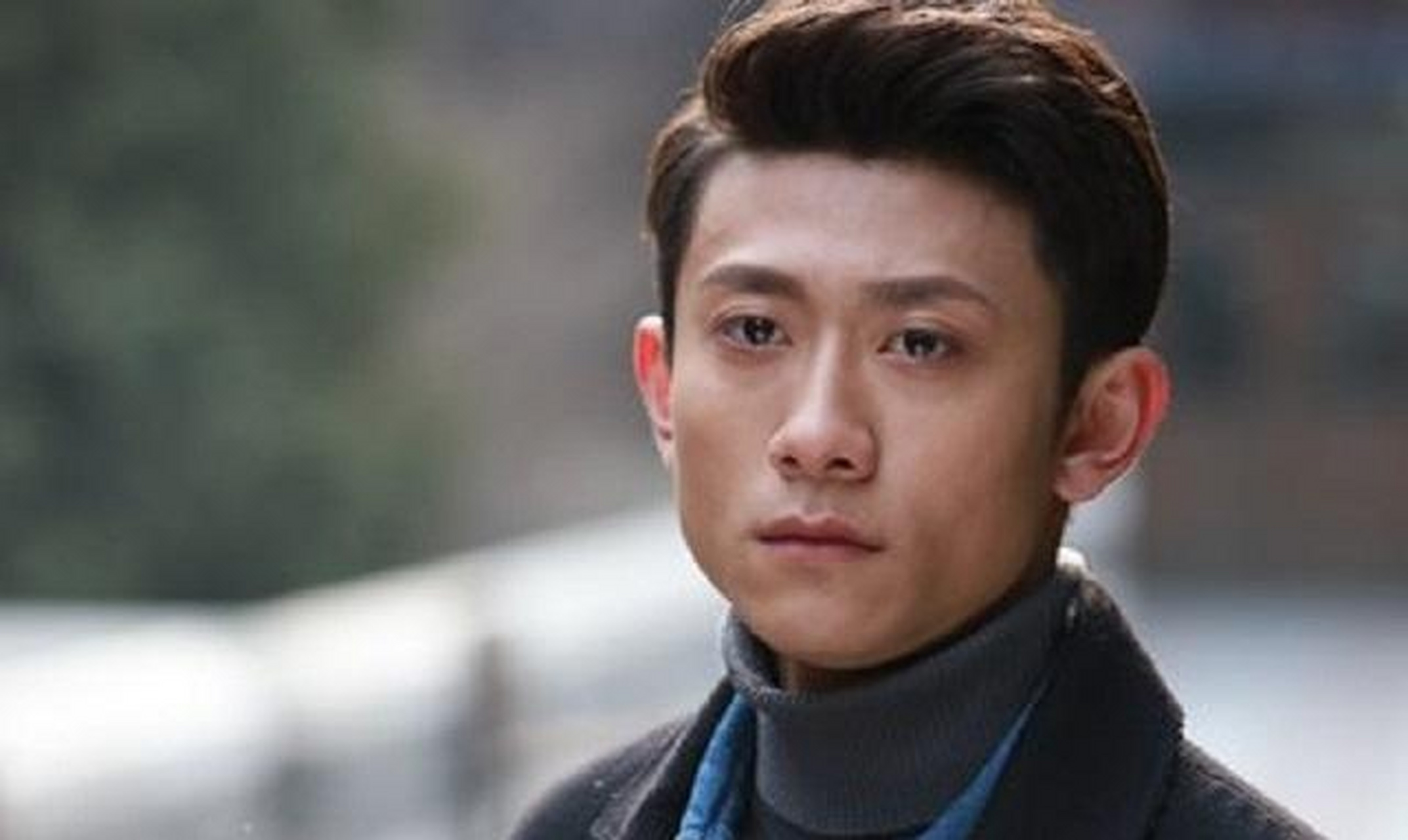 张一山的父亲张晓五曾是一位小有名气的话剧演员,在圈内待了很多年的