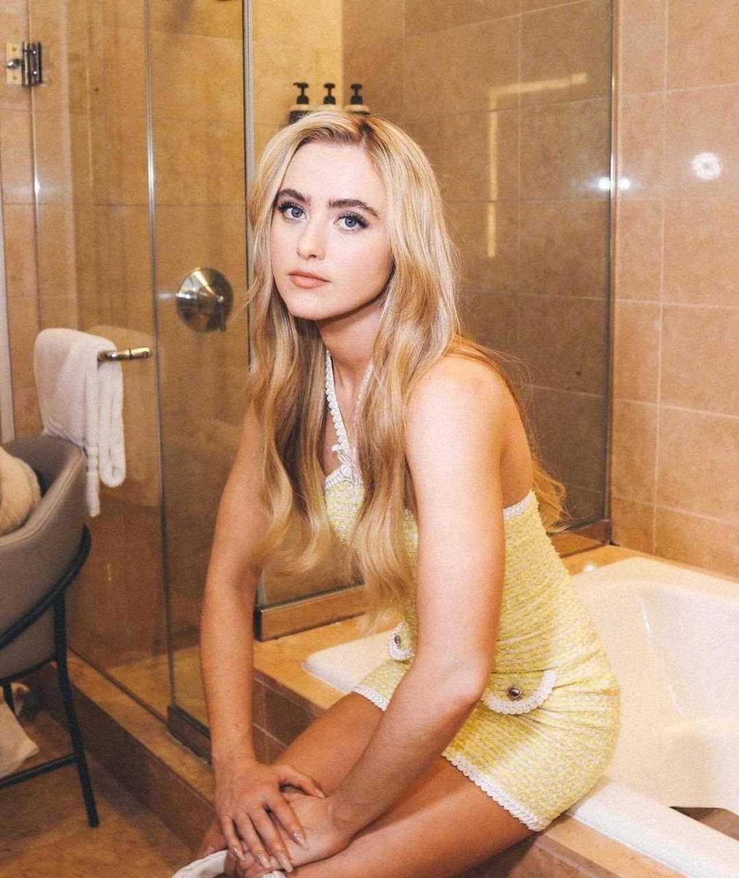 《》中蚁人女儿"凯茜·朗"的扮演者(kathryn love newton)拍摄新写真.