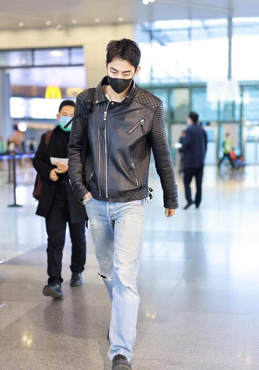 纪凌尘是时尚圈中备受瞩目的男性偶像,他的穿搭总是充满了个性和时尚