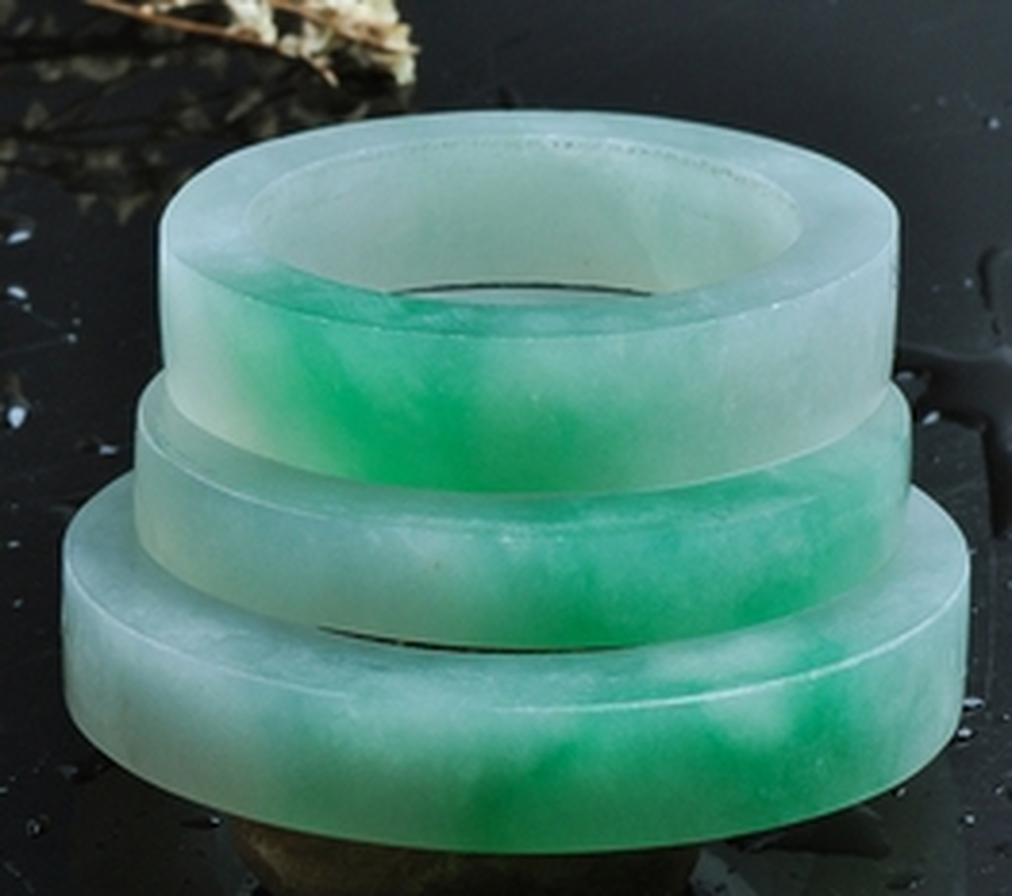 点击头像看直播# #翡翠手镯# 翡翠的翠性又被称为苍蝇翅,它是翡翠独