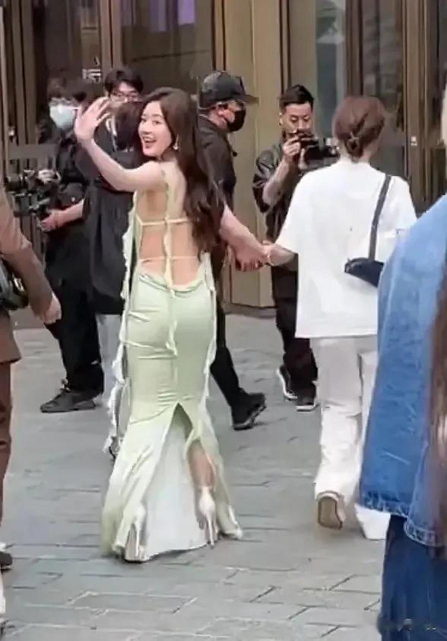 赵露思身高多高?踩着恨天高和旁边的女生差不多高