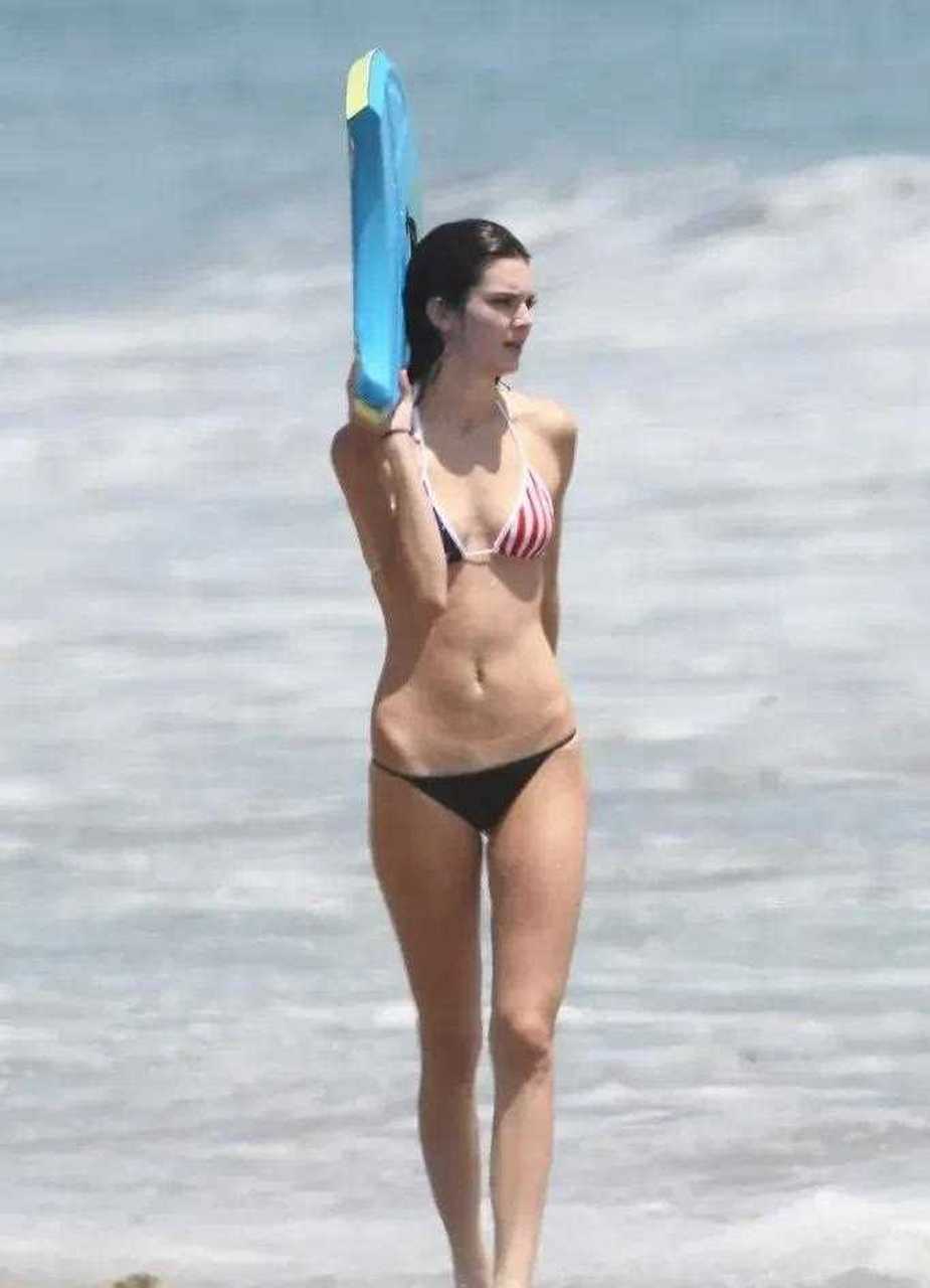 超模肯达尔·詹娜在海边享受日光浴,靠脸吃饭的鼻祖,太养眼了!