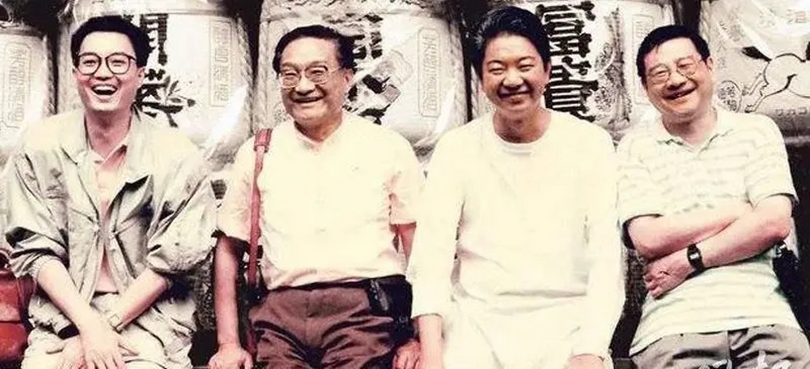 来看看"香港四大才子"的书法,金庸,倪匡,蔡澜,黄霑