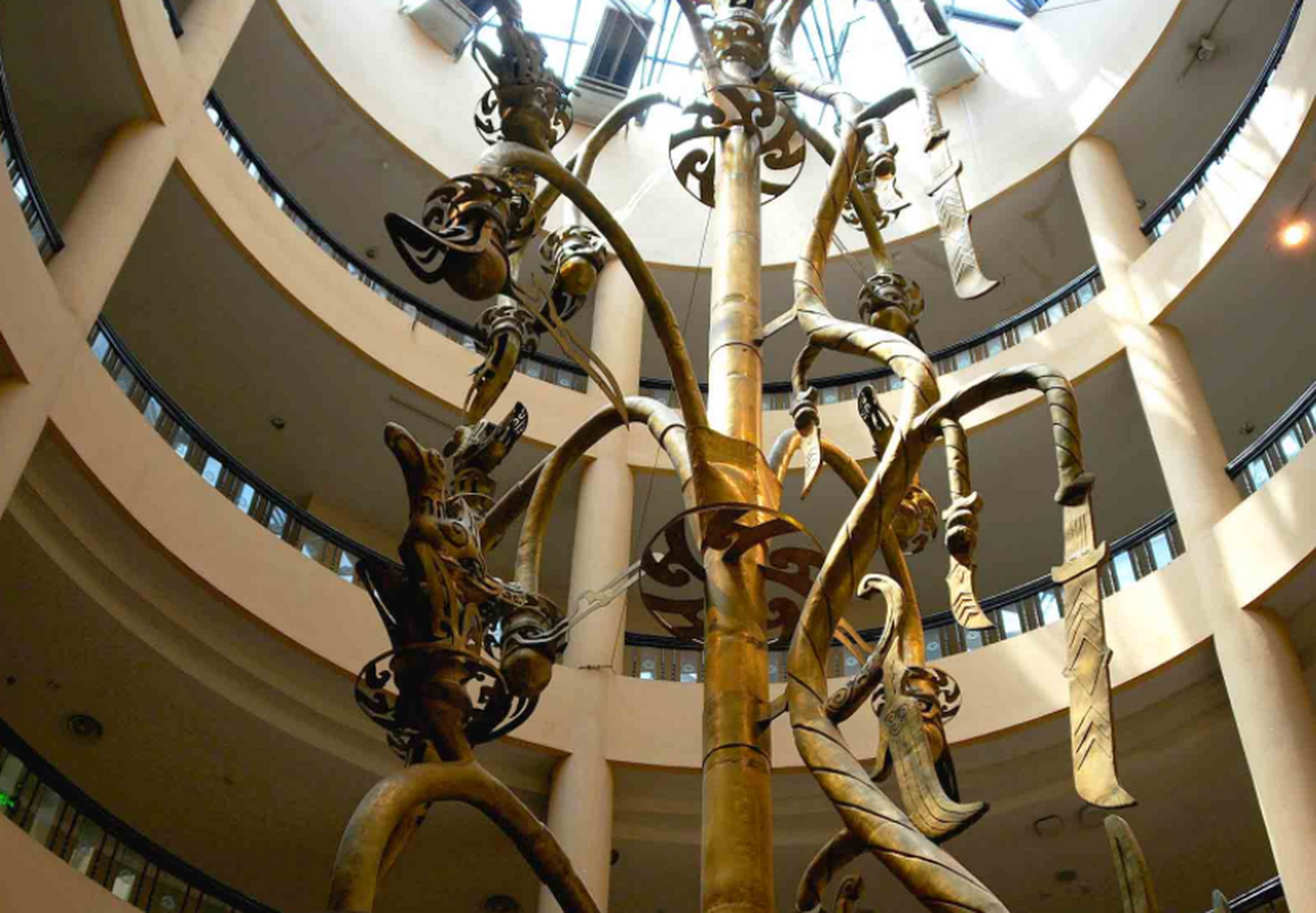 重逢巴蜀# 三星堆青铜神树不仅以其独特的形状和卓越的工艺技巧而