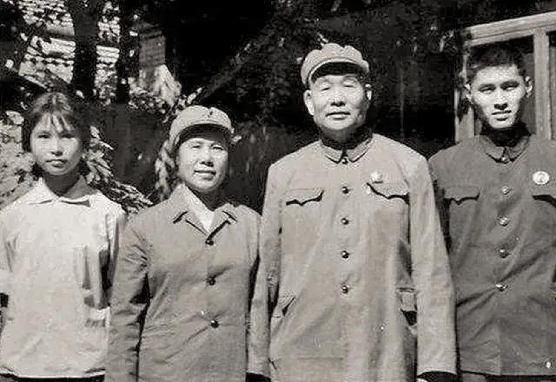 这是新中国首任海军司令萧劲光大将与夫人伟涛及子女的合影!