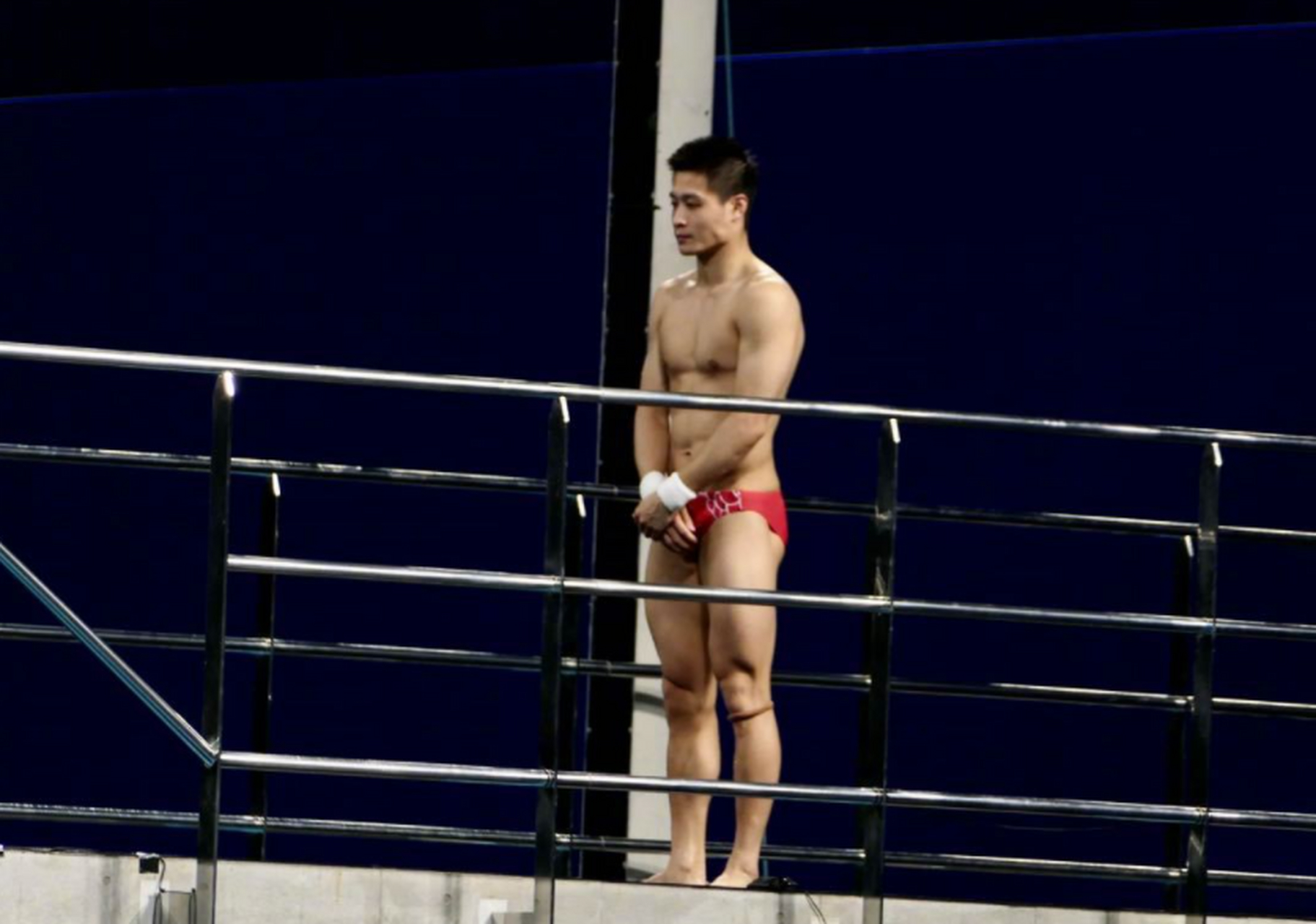 东京奥运会男子跳水十米台决赛,中国选手曹缘得到了金牌,杨健得到了