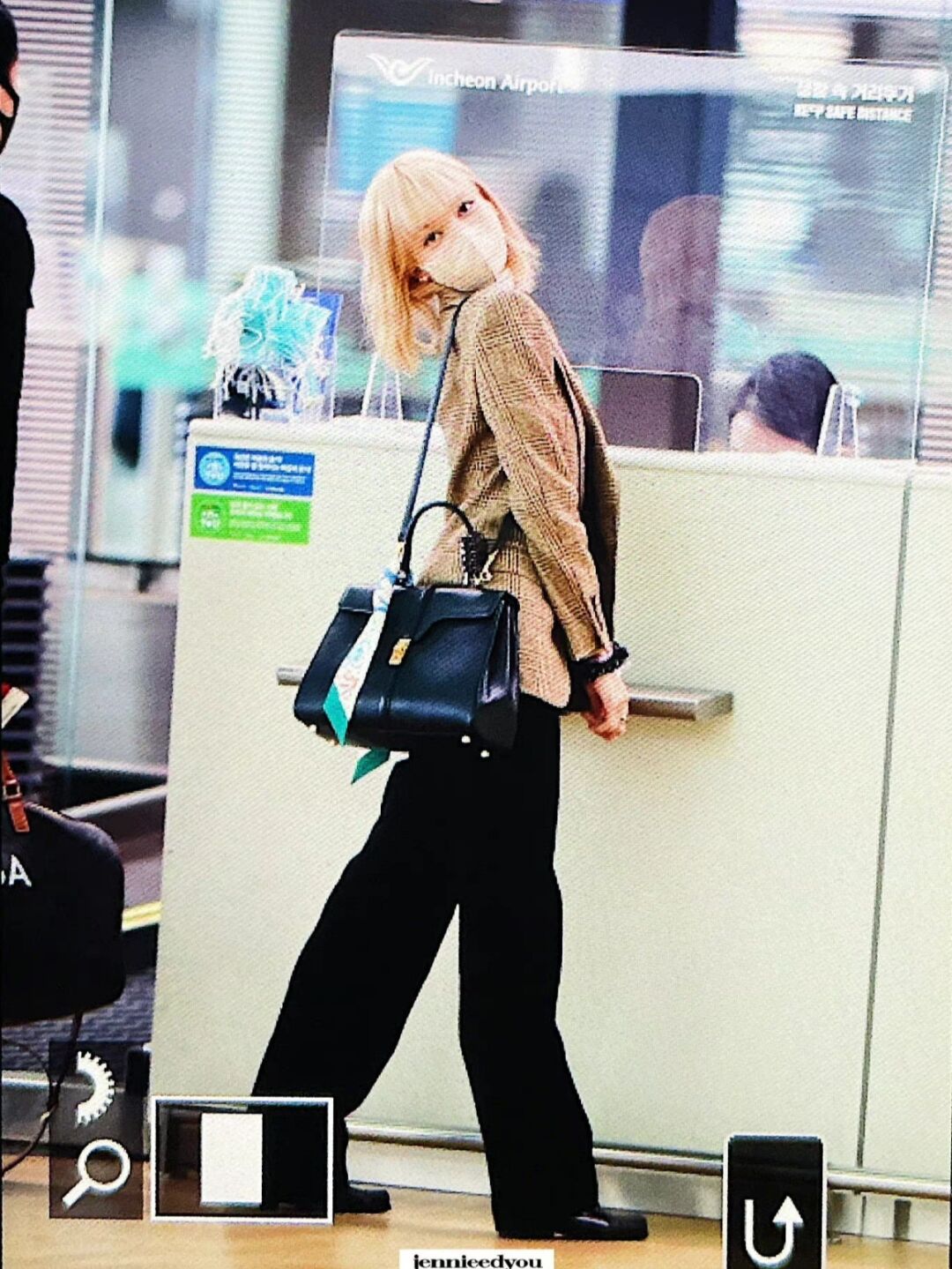 lisa私服 项链bvlgari 项链bvlgari 戒指bvlgari 外套celine 裤子