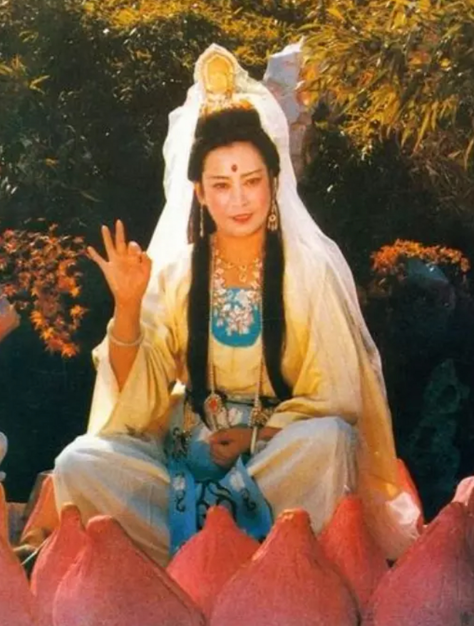 左大玢经常在影视作品中饰演"观音"的角色,这天,她和往常一样来到