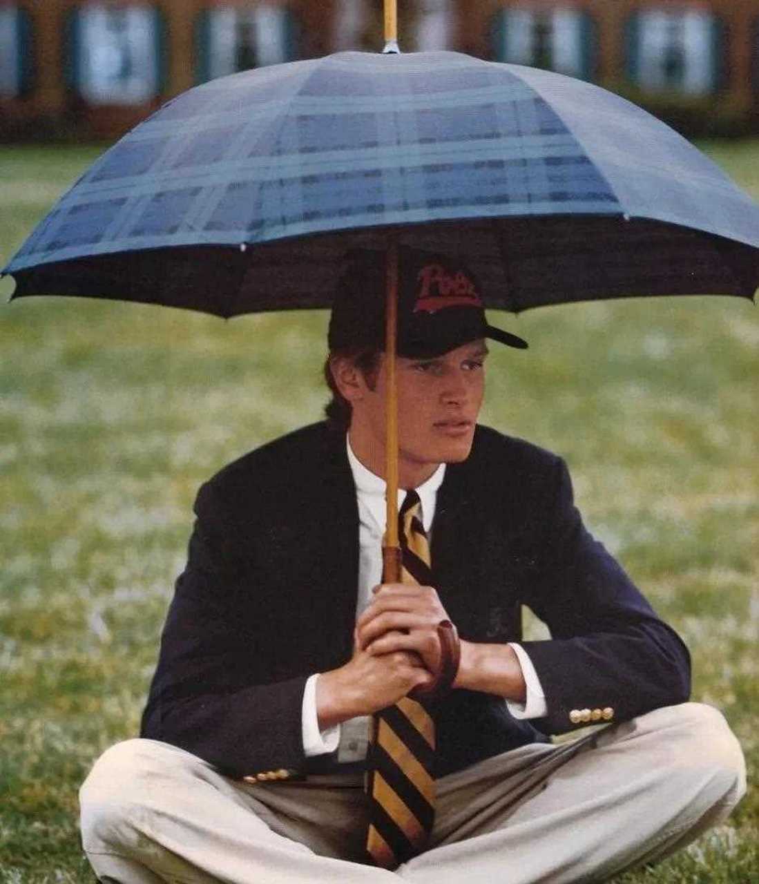 这张照片咋一看以为是年轻时候的懂王呢?