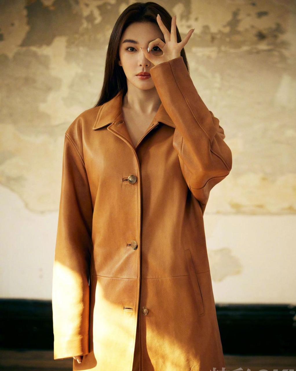 张雨绮最新杂志封面大片,高贵冷艳的御姐,眼神犀利疏离,简直就是冷艳