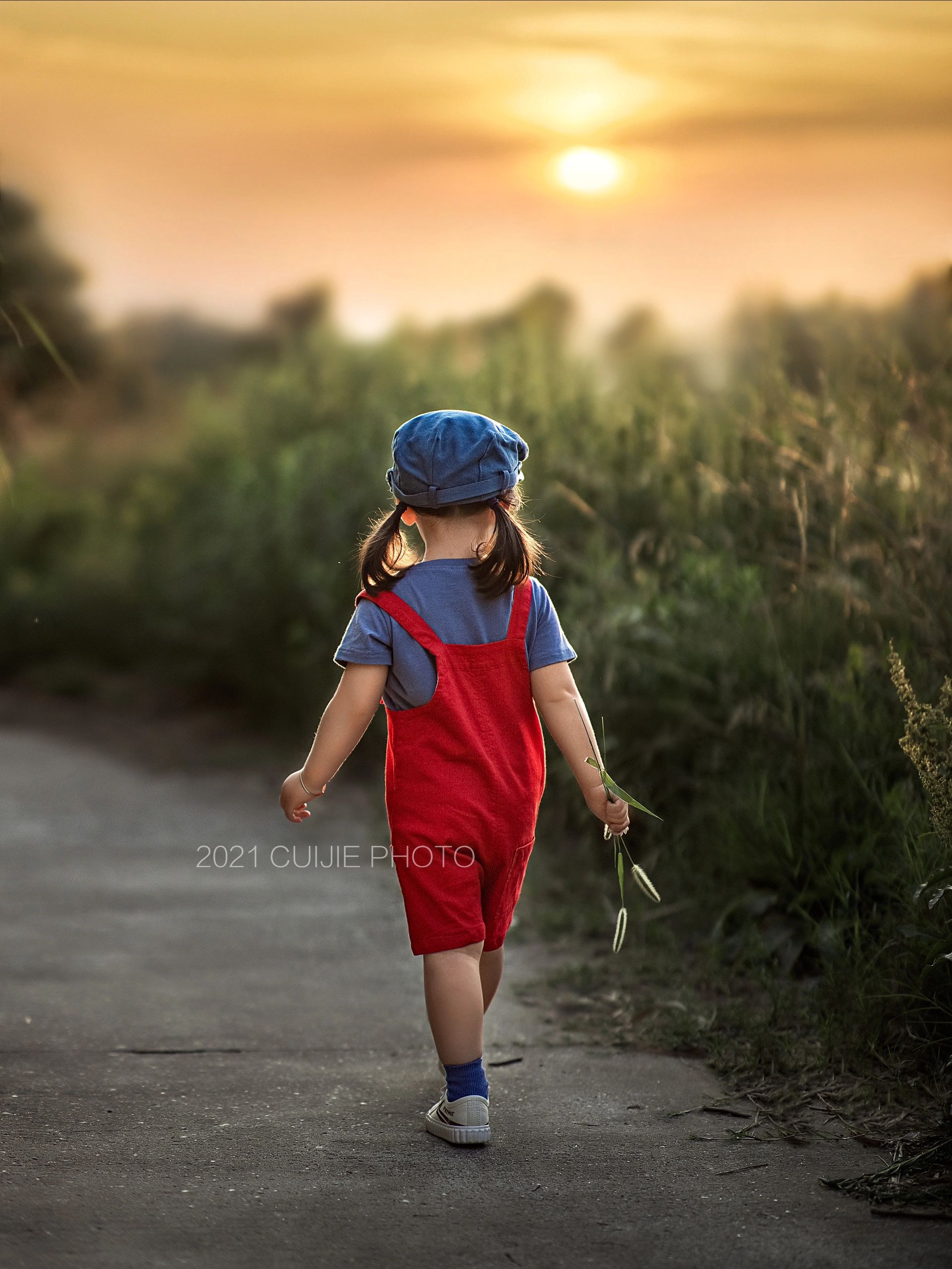 这个小小身躯里,蕴含着小孩背影小女孩背影图片唯美小孩背影图片大全