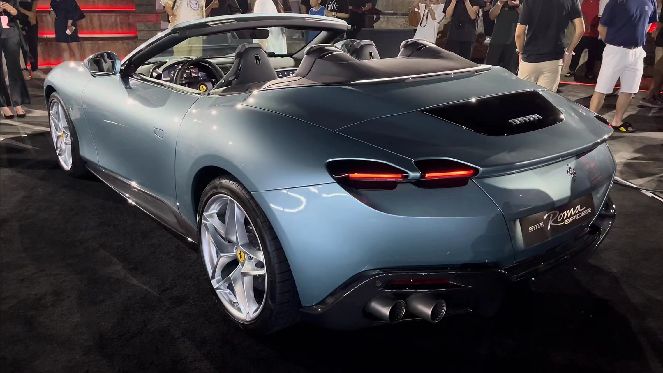 铁子们,如果你想要买一台入门v8敞篷超跑,那么法拉利roma spider(敞篷