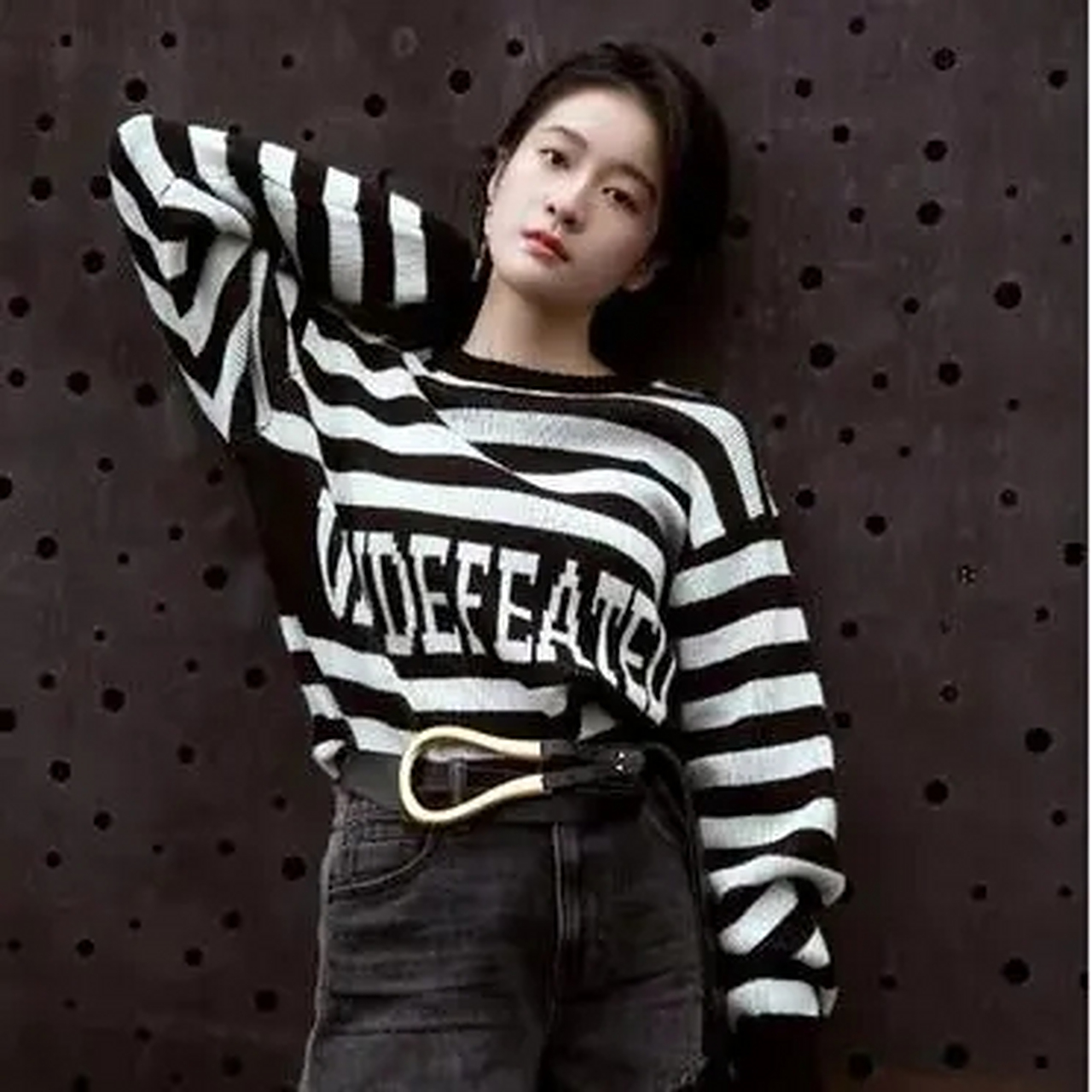 张雪莹太美了,穿牛仔短裤秀美腿,傲娇的姿态让人刮目相看