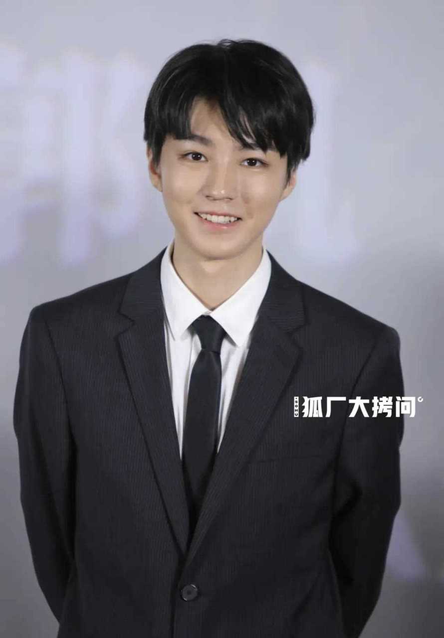 王俊凯生图,这颜值算能打吗?[武汉加油]