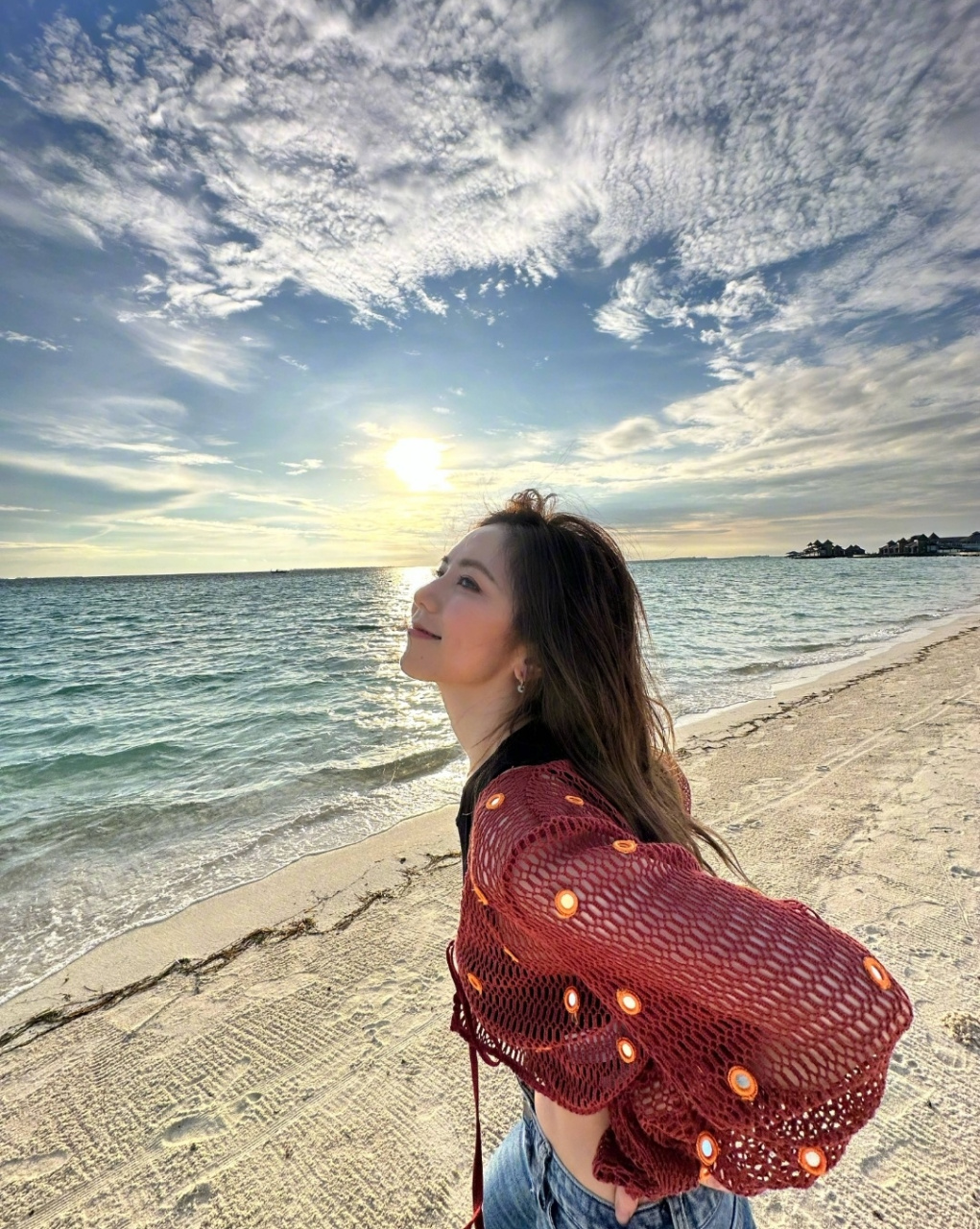 女明星邓紫棋分享自己在马尔代夫的照片,景色美,人更美,邓紫棋虽然没