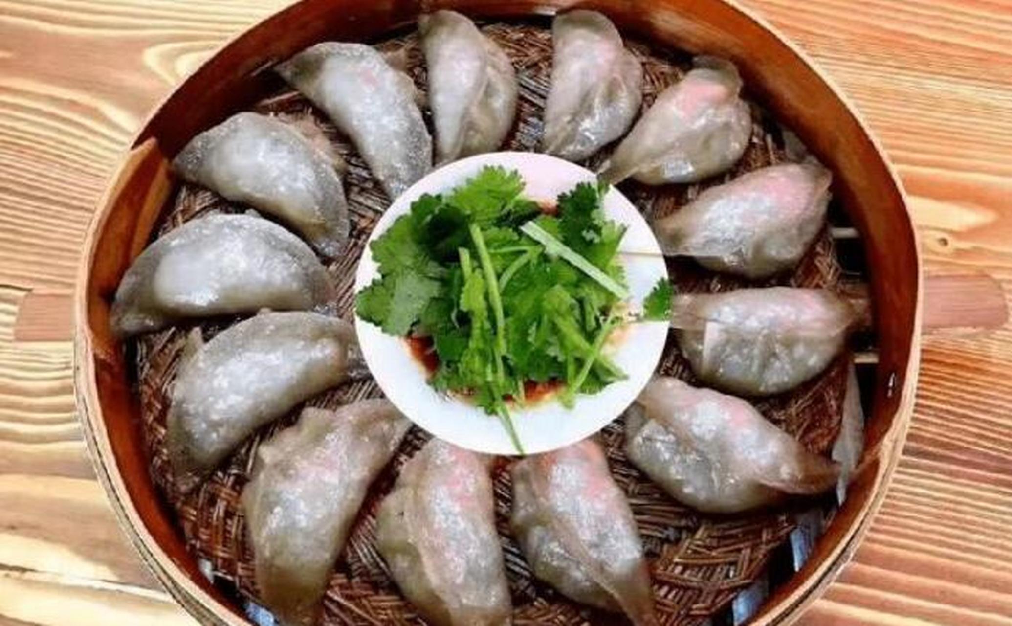 萝卜饺是江西省赣州市信丰县的一道独特的特色小吃.萝卜饺用萝卜,薯粉