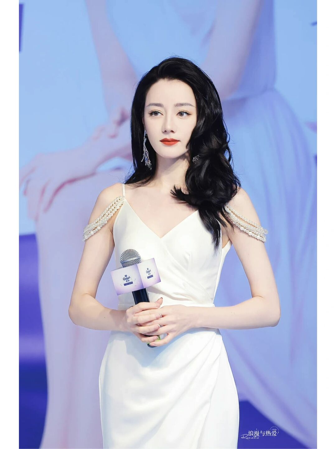 迪丽热巴穿珍珠落肩礼服 美艳的港风美人