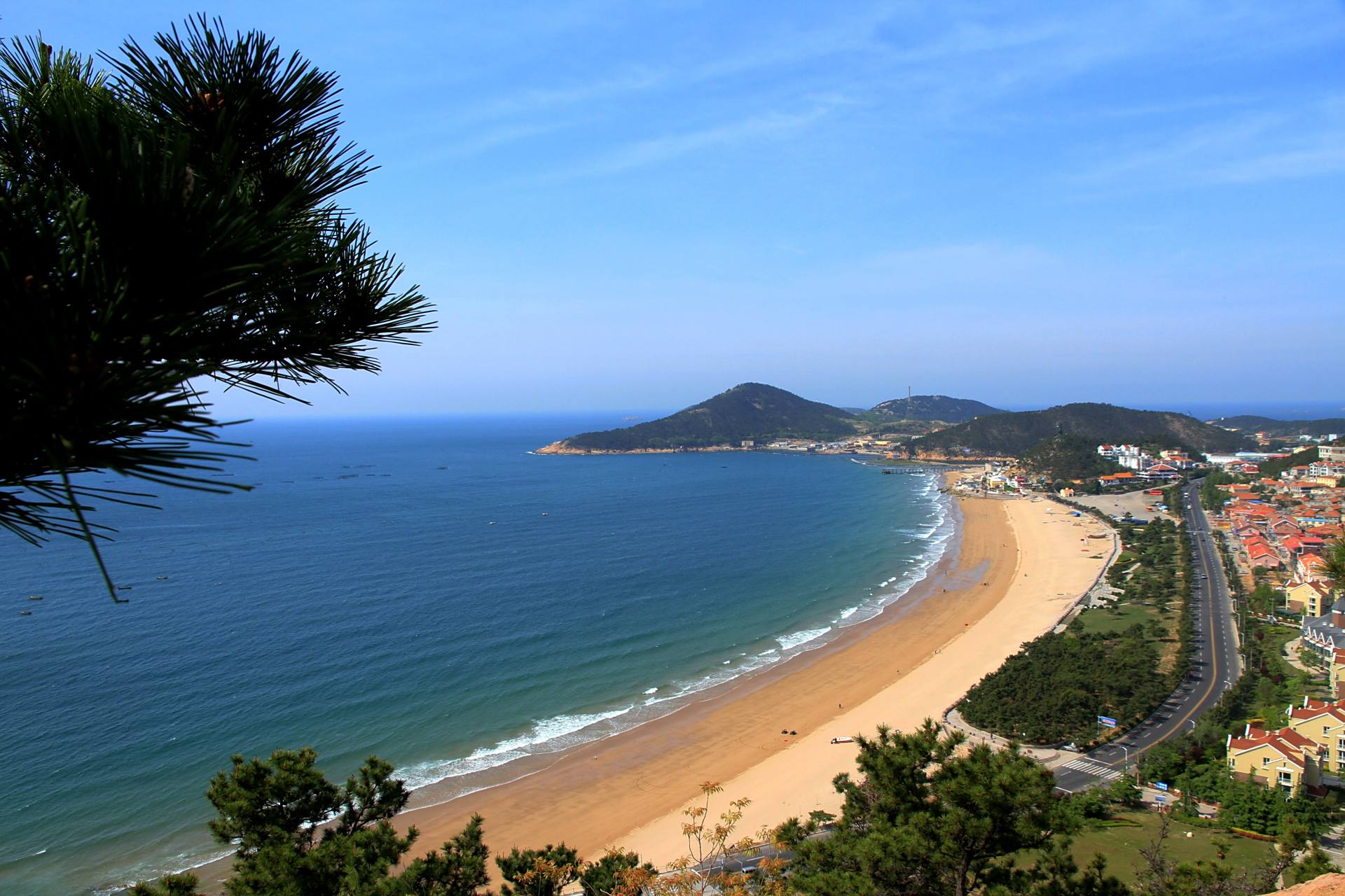 在崂山脚下,沿着崂山景区公路一直自驾,可以导航至流清河沙滩,路边