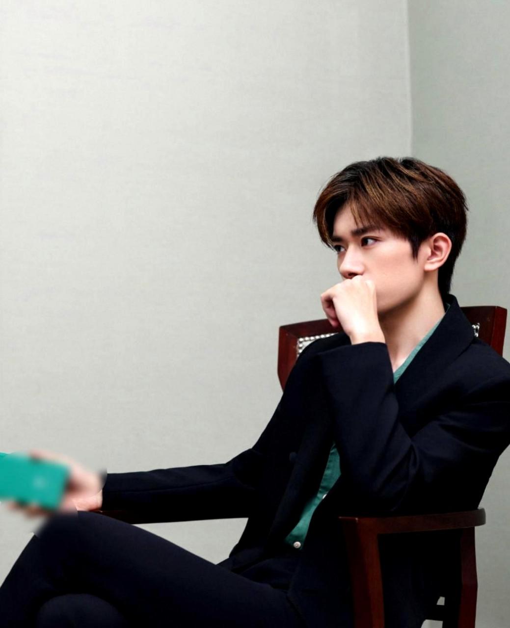 易烊千玺染上了低调的栗棕色头发,洋气又沉稳.