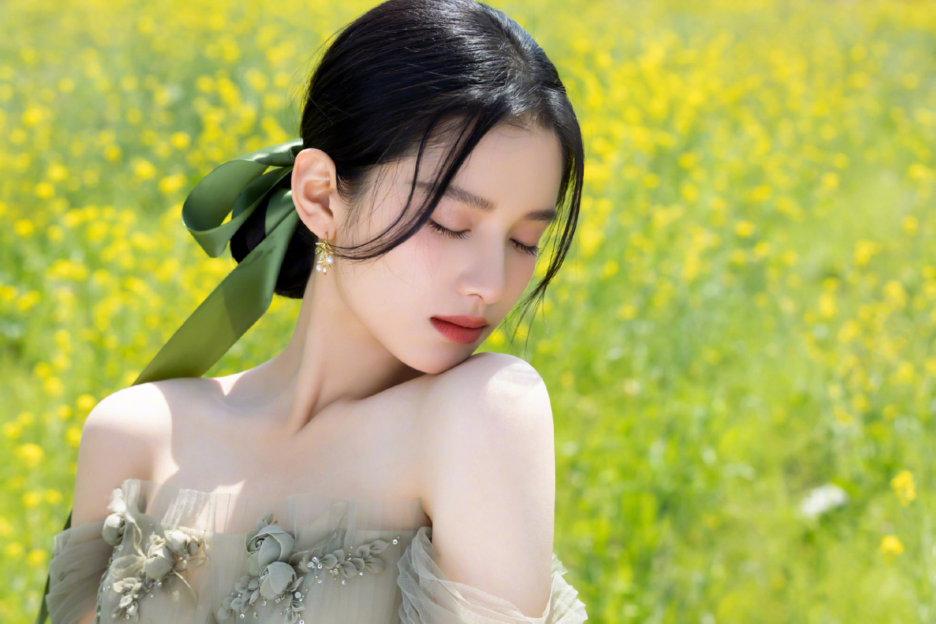 张婧仪今日红毯造型,一袭轻纱长裙把春天穿在身上,融进画里,仿佛走进