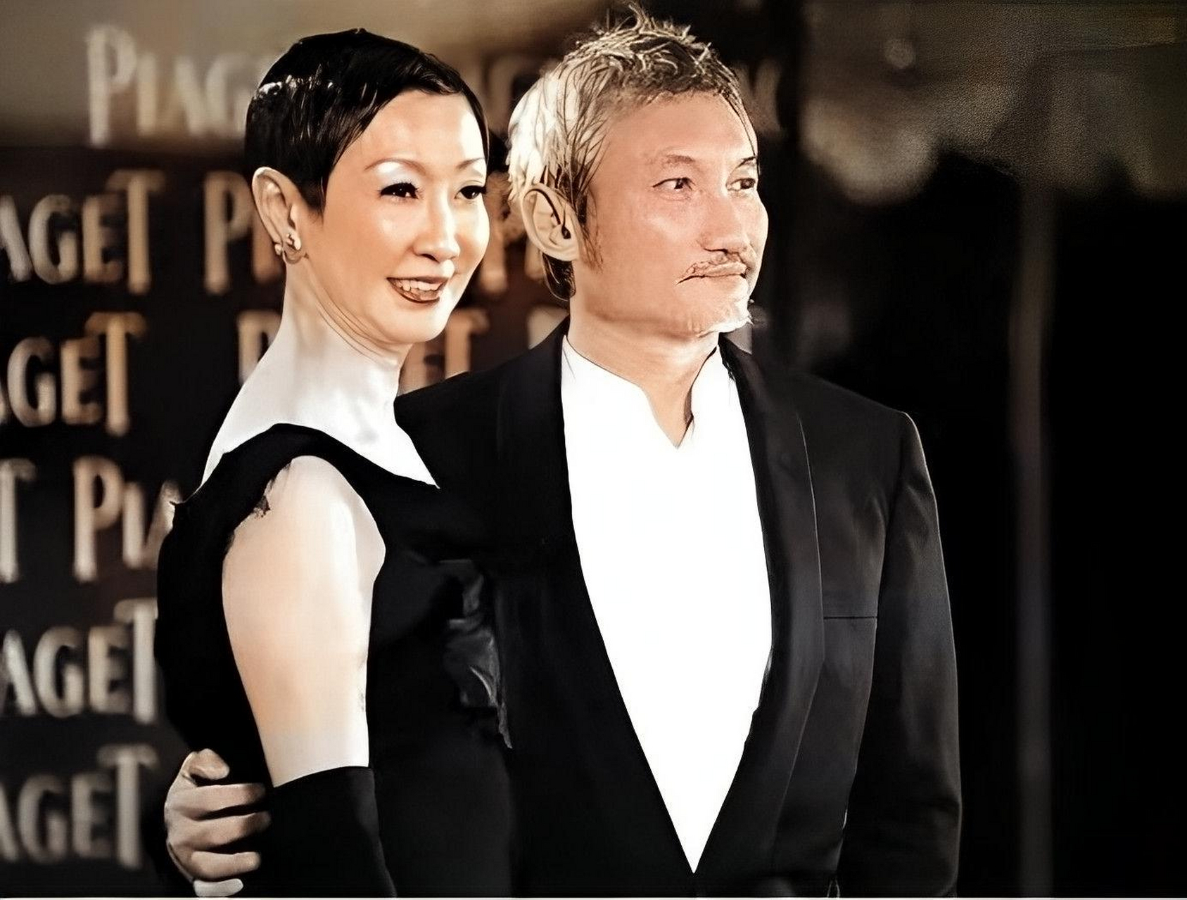 "徐克的妻子施南生听到这话时伤心欲绝,但最后她还是把荣誉让给了徐克