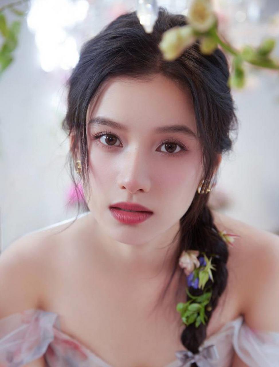 14日,著名女星张婧仪最新造型图曝光,魅力十足.