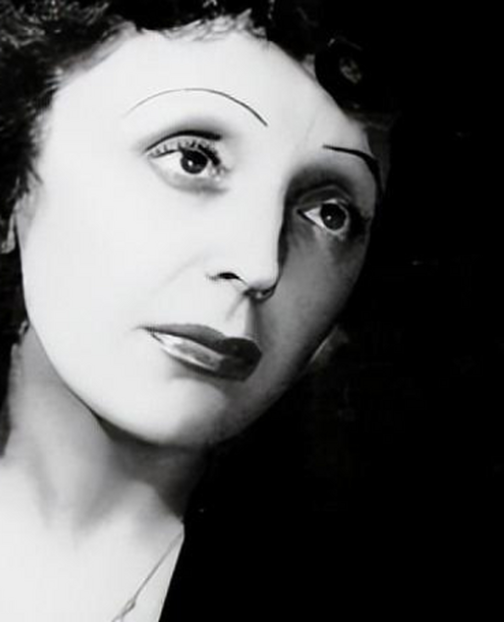 她叫伊迪丝·琵雅芙,是法国的一位女歌手.