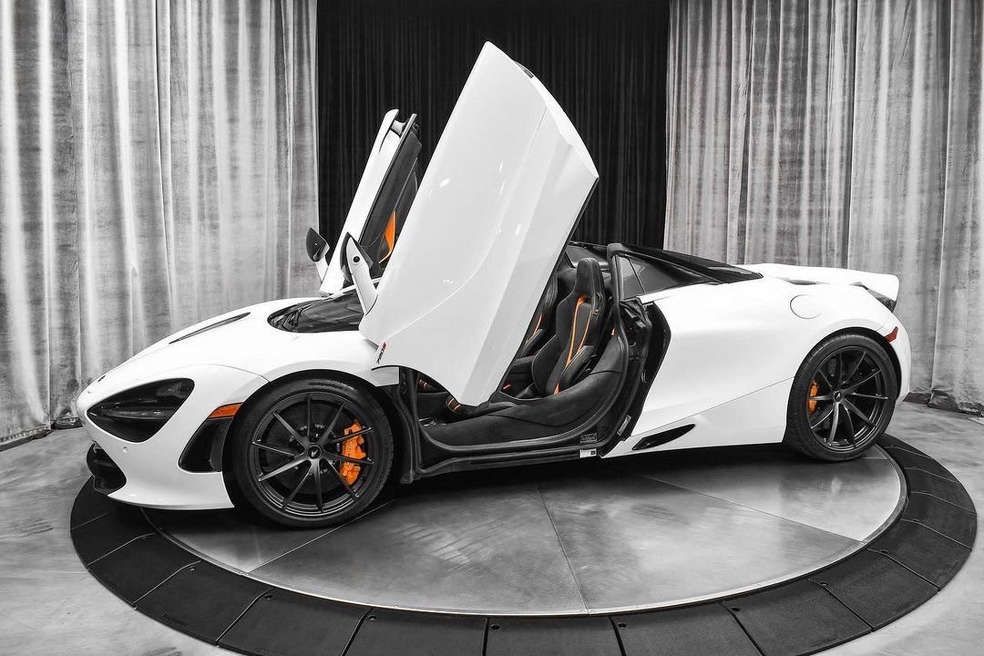 this 2020 mclaren 720s spider performance is finished in silica