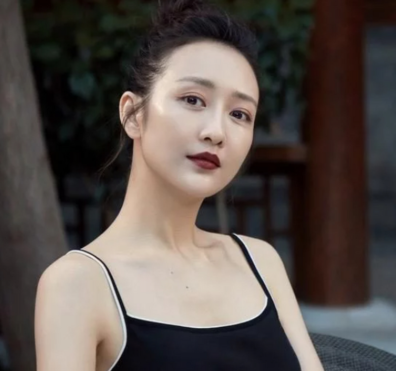 王鸥在胡同里凹造型,穿黑色吊带连衣裙涂姨妈红口红,气质惊艳