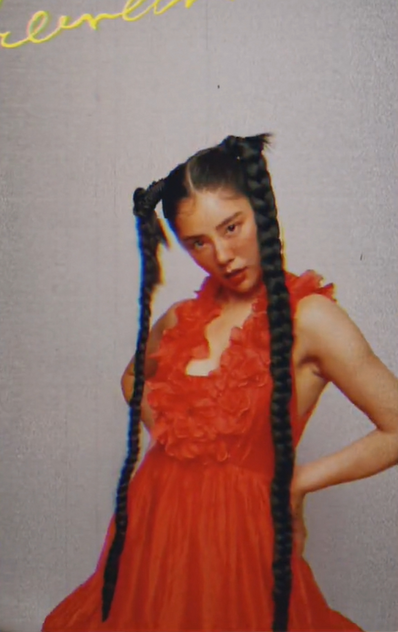 【赵奕欢超长双马尾深v红裙造型】4月21日,赵奕欢在社交平台晒出了