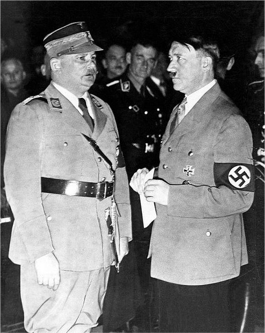 作为冲锋队的头子,罗姆有一个梦想:那就是将冲锋队和国防军合并.