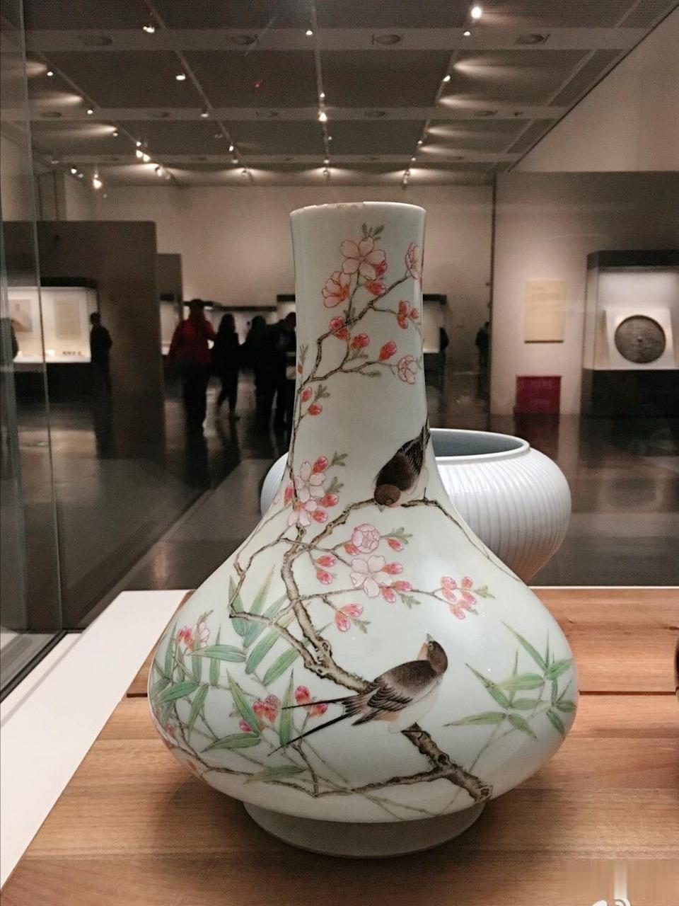 粉彩是中国古代历史上最后一个诞生的大的瓷器品种,而且很快就成为