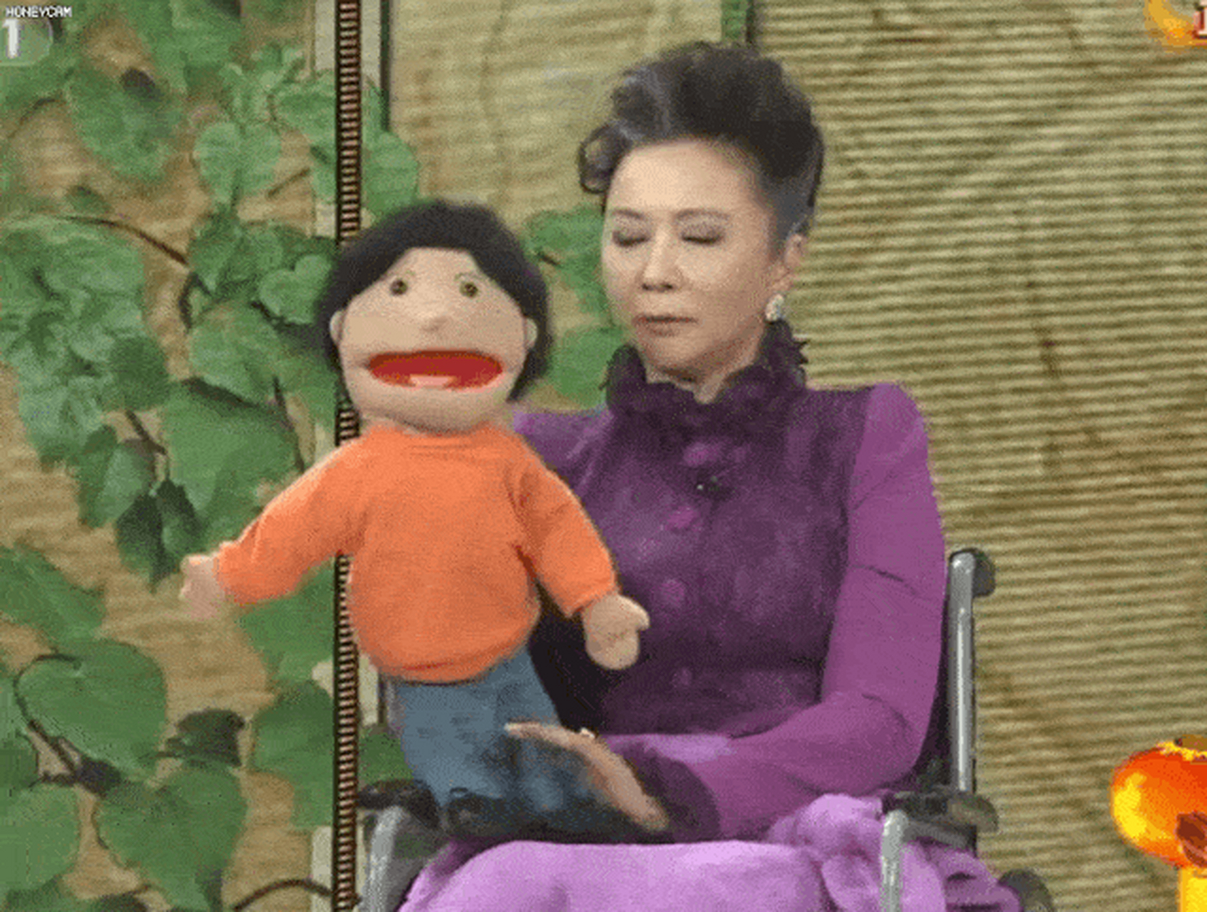 蔡明与潘长江,穆雪峰一起表演小品《车站奇遇》.