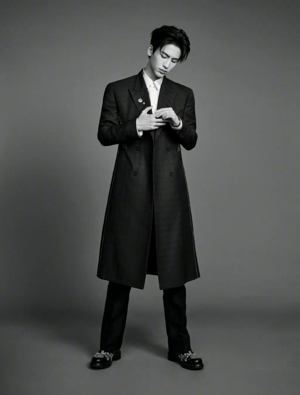 张凌赫gq展造型大片,黑色长大衣,冷峻帅气,帅哥背影好鲨