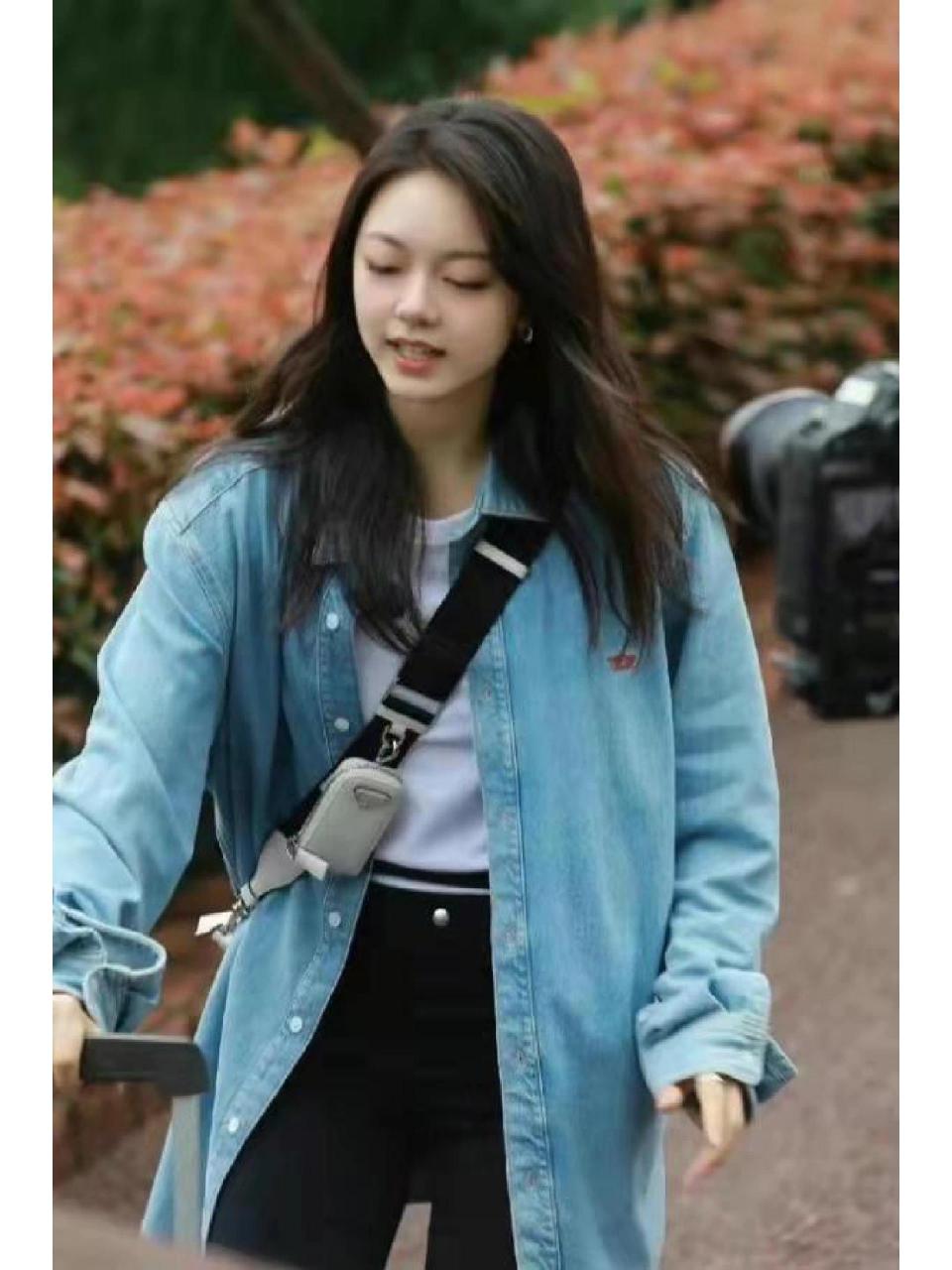 赵今麦的身材挺标准的 穿"牛仔外套"不胖不瘦, 真让人羡慕
