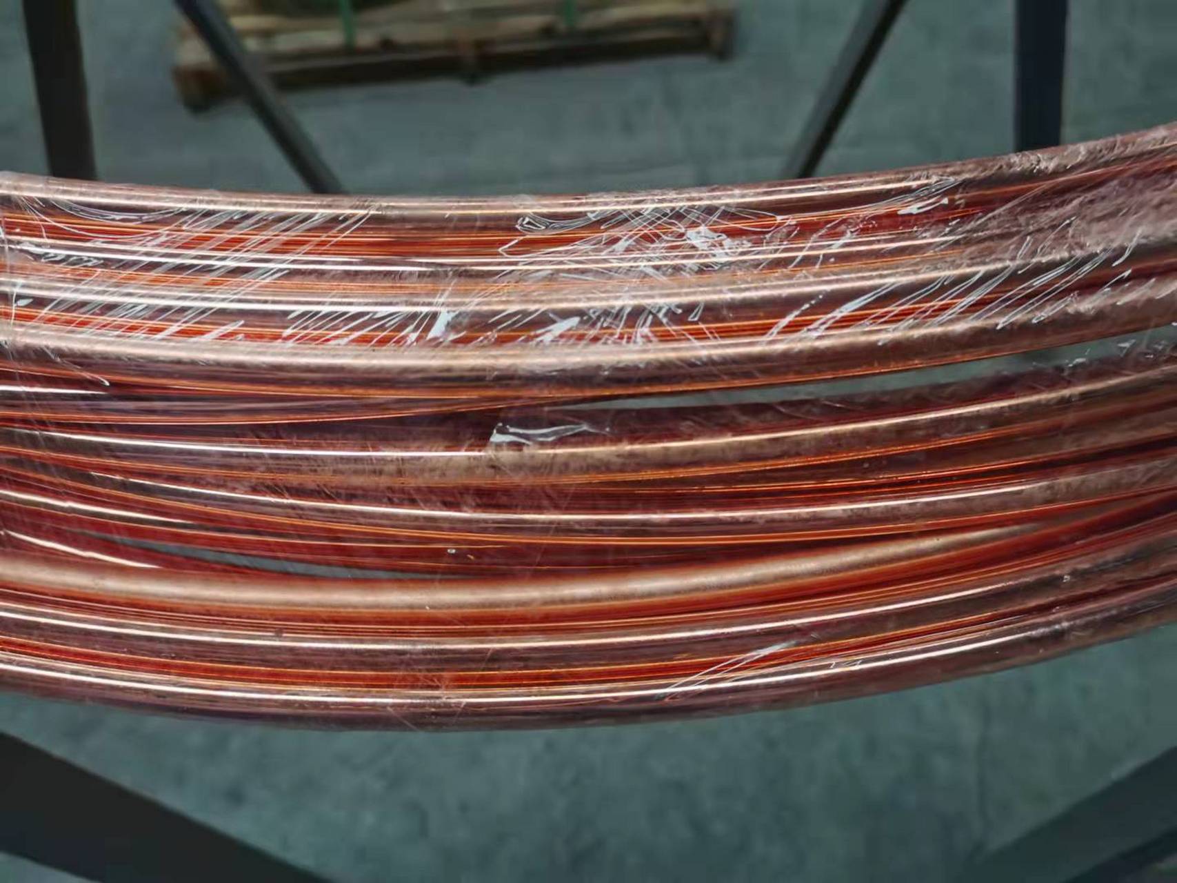 铜包钢圆线的钢芯采用抗拉强度为600n/mm2的钢芯制成,适于深钻,可深入