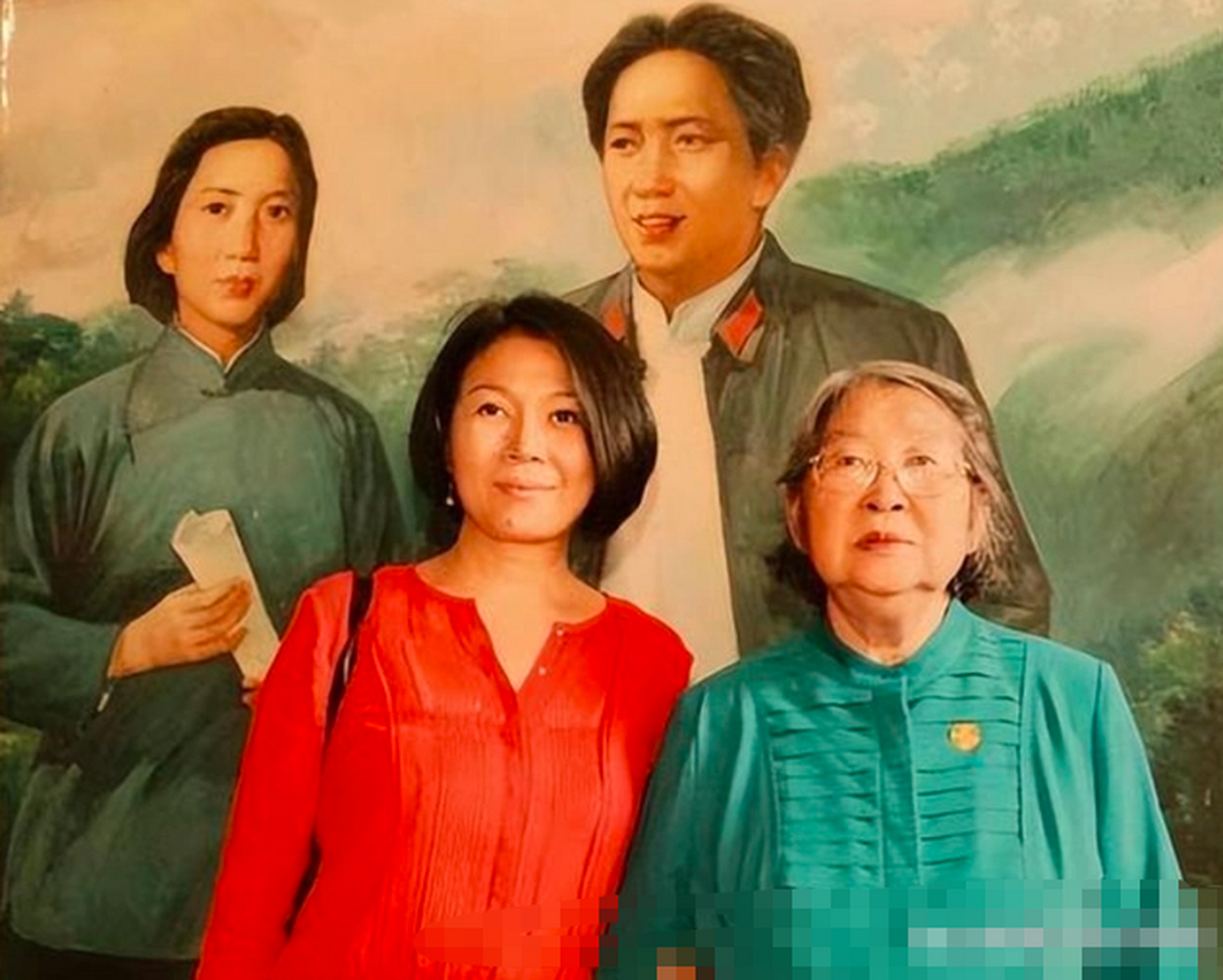 这是李敏和女儿在一起珍贵合影,李敏出生于1936年,当时在一个破旧的