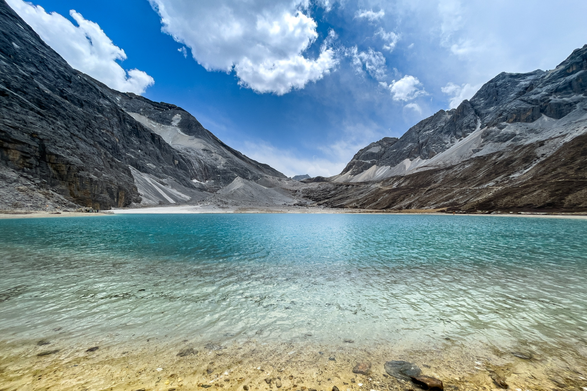 稻城亚丁,以前的名字是"稻坝",位于四川省甘孜州南部的稻城县香格里拉