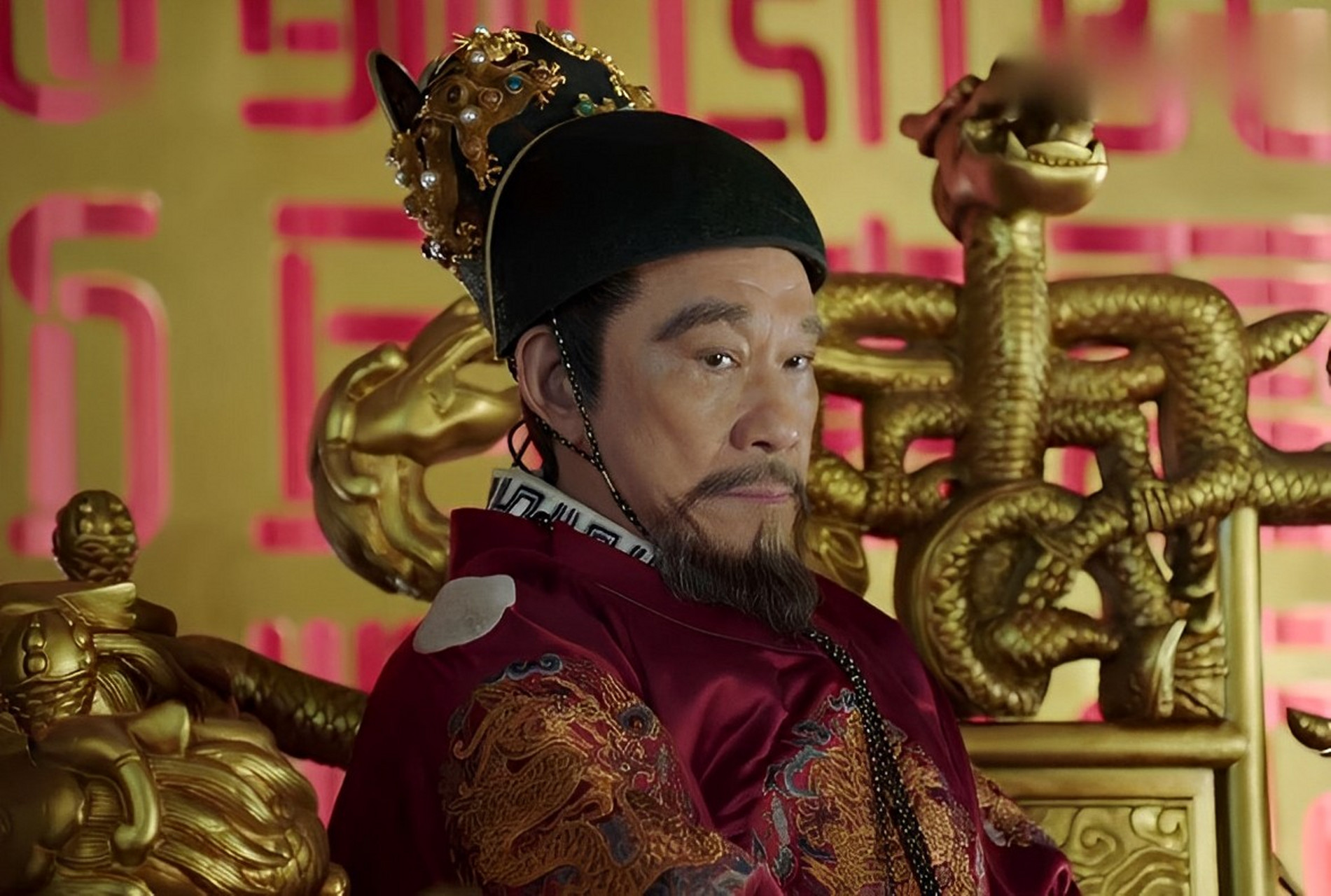 在那些日子里,朱棣拉着儿子朱高煦的手说:"你必须努力.哥哥的腿不好.