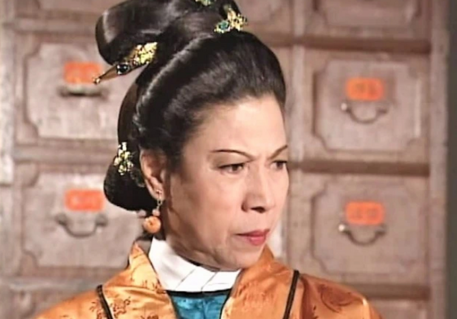 在《射雕》中,杨过初见裘千仞被她枣核一吐,匕首落地,他自忖自己当时