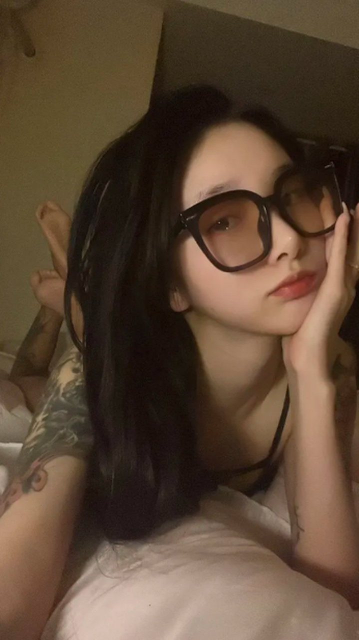 大晚上给我发一张照片,问我可爱不,什么意思?