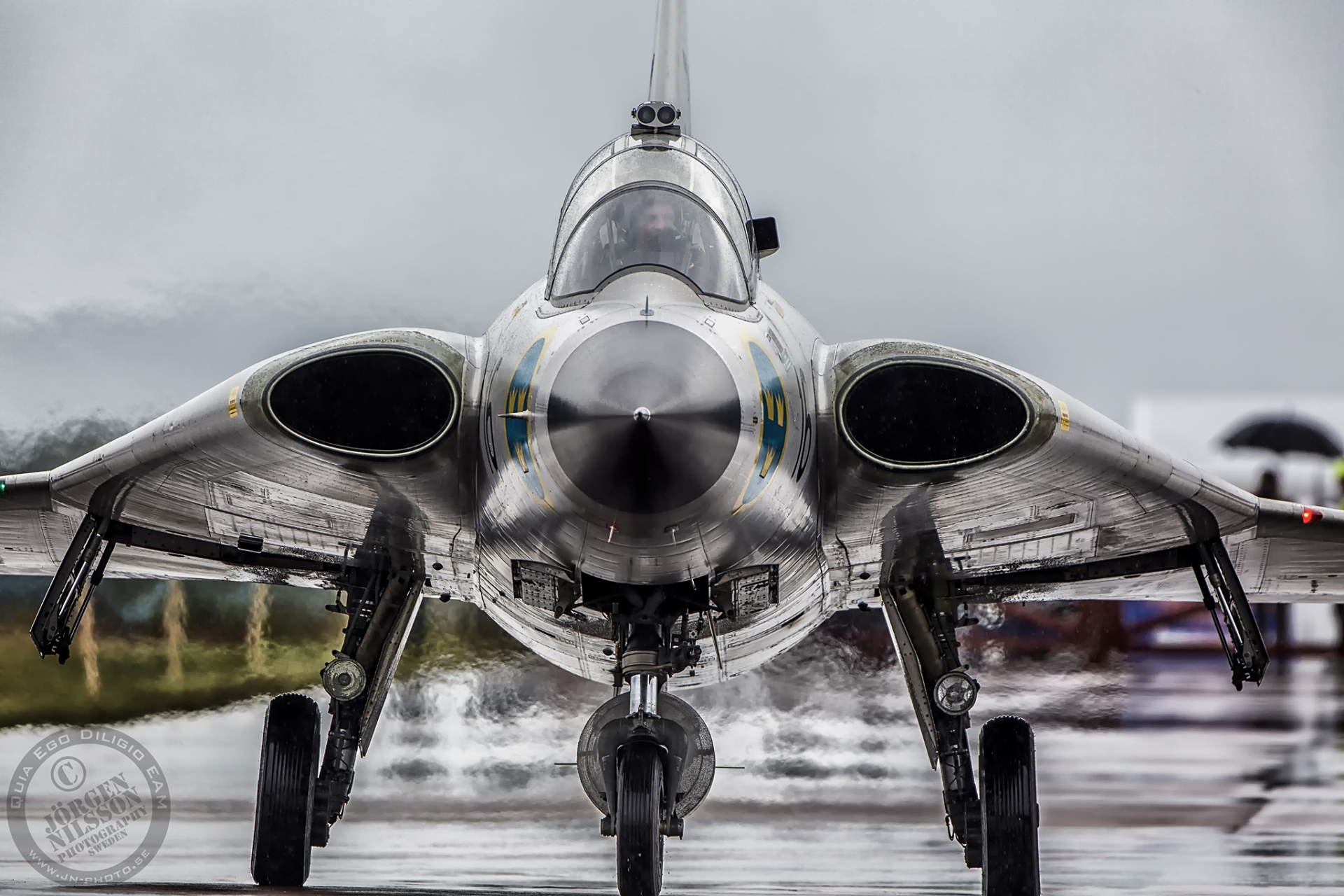 瑞典军工的名机,传说中的龙式战斗机双座型,这样的照片有意思.