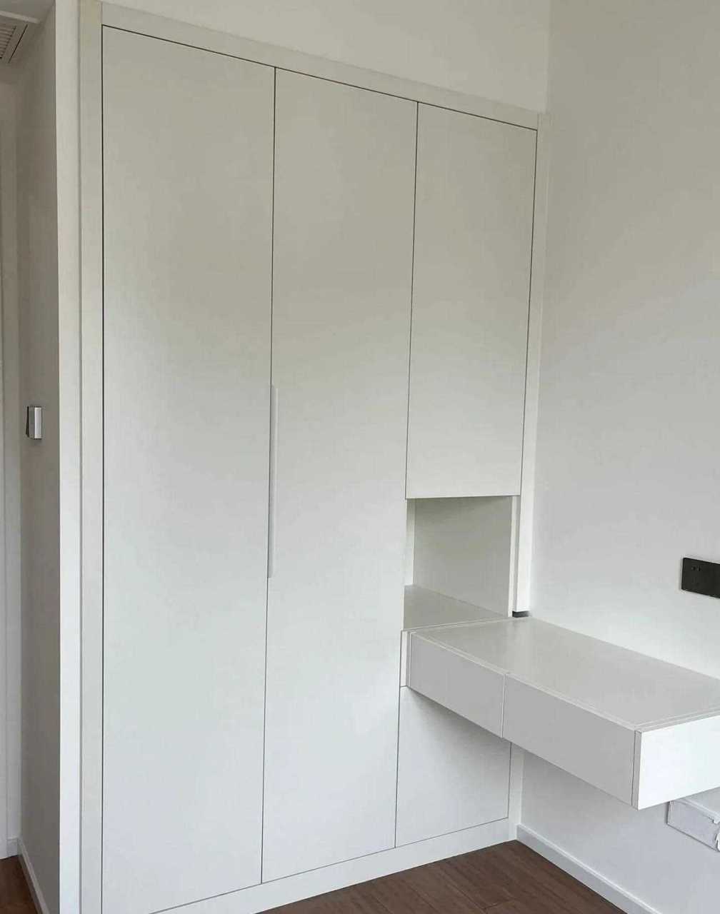 3个柜子8600兔宝宝大芯板,雾麻白的颜色,柜体门板同色,因为吊了天花