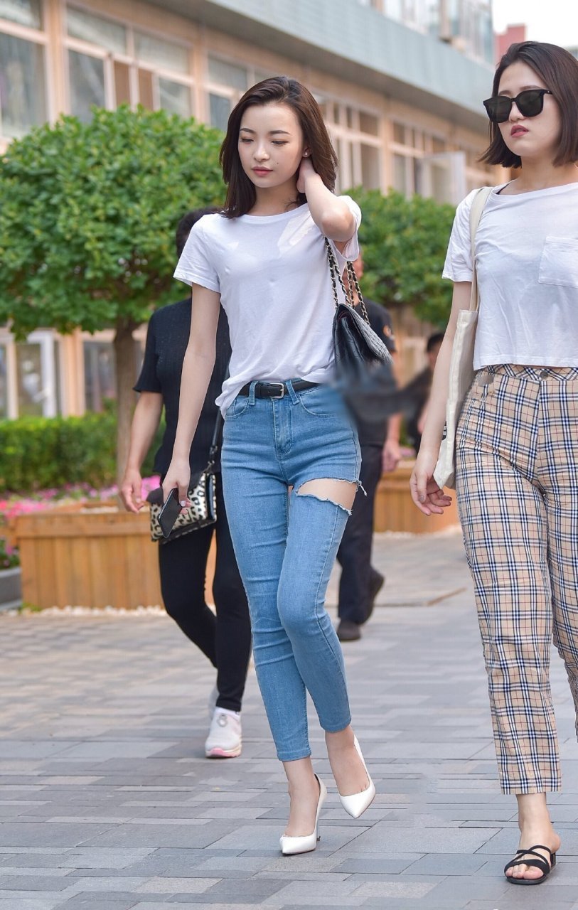 蓝色牛仔裤搭配白色高跟鞋#女人味高跟鞋