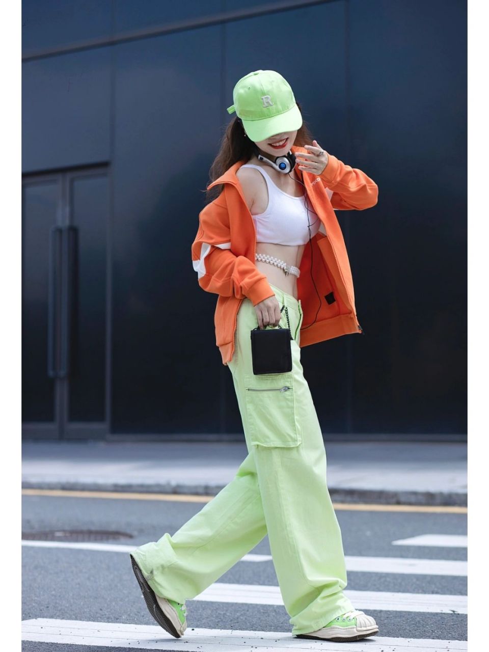 式活力校园复古橙绿撞色 今天的配色活力满满 校园风运动外套搭配浅绿