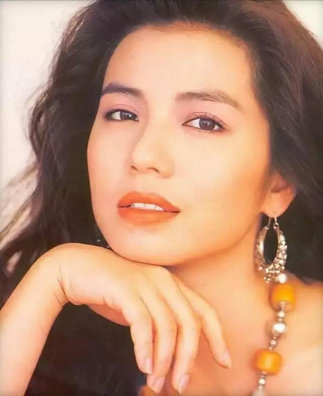 在众多80年代的香港女明星中,我最欣赏的就是钟楚红.
